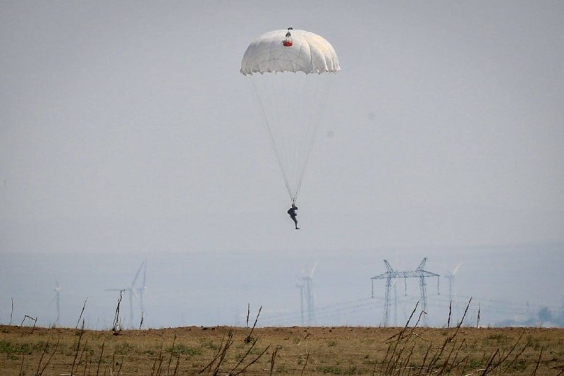 Қонаев гарнизонында 100-ден астам сарбаз алғаш рет парашютпен секірді