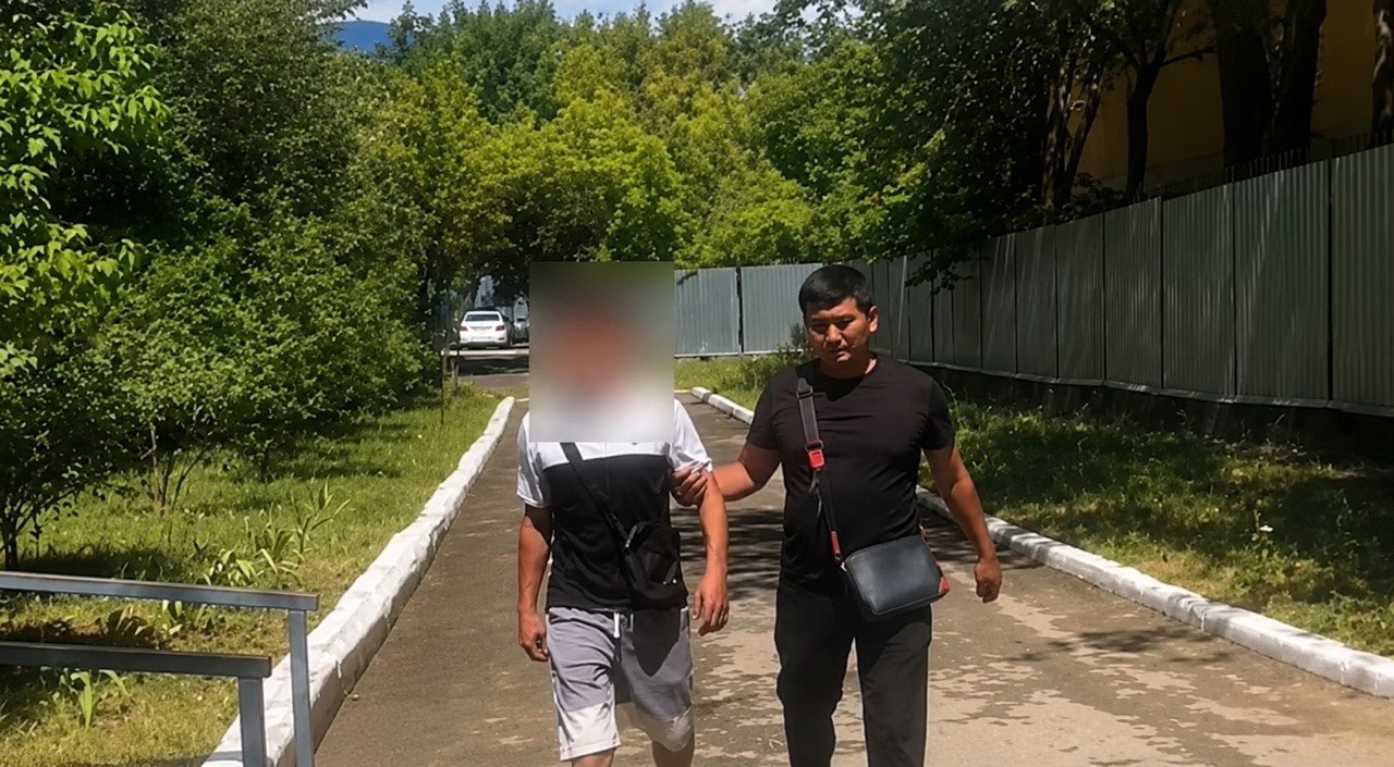 &laquo;400 мың теңгелік алтын алқасын жұлып әкеткен&raquo;: Қарағандыда ер адам көшеде әжейді тонап кеткен