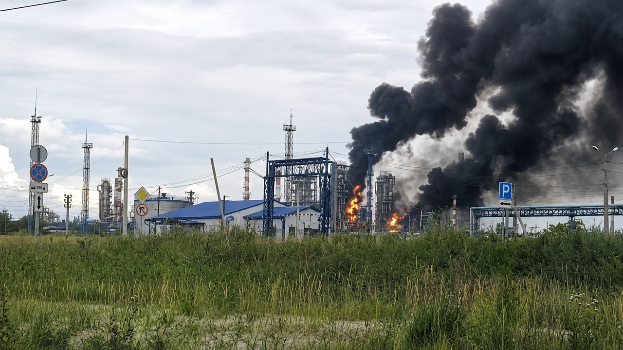 Украина Ресейдің Омбыдағы ең ірі мұнай өңдеу зауытына дронмен шабуылдады