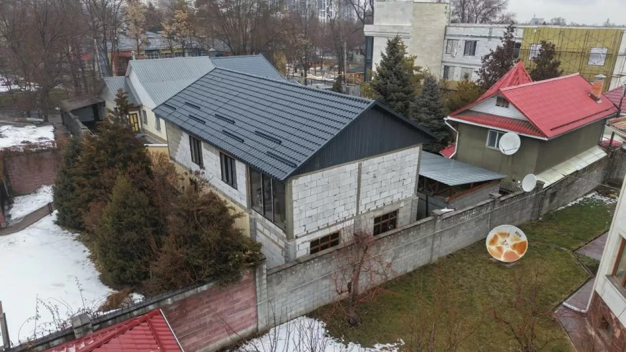 Двухэтажную пристройку к дому сносят в Алматы