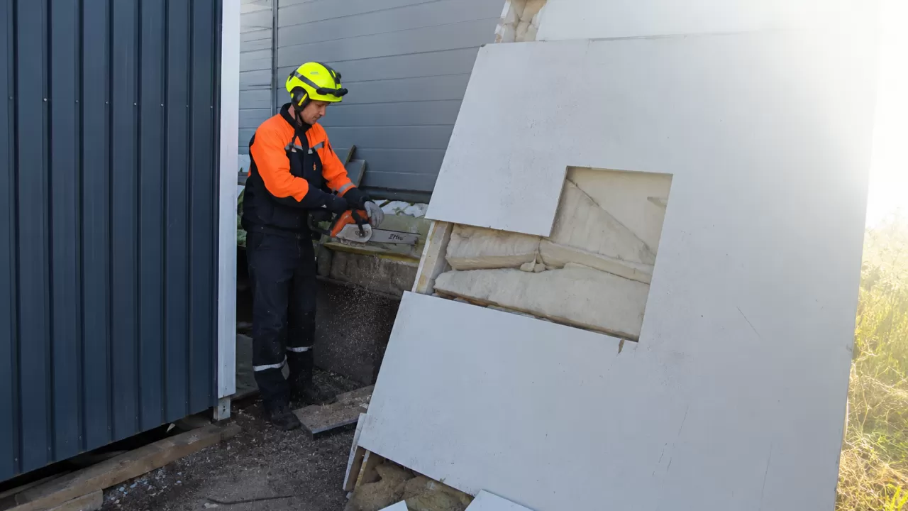 Котенок оказался в ловушке под мостом в Астане 