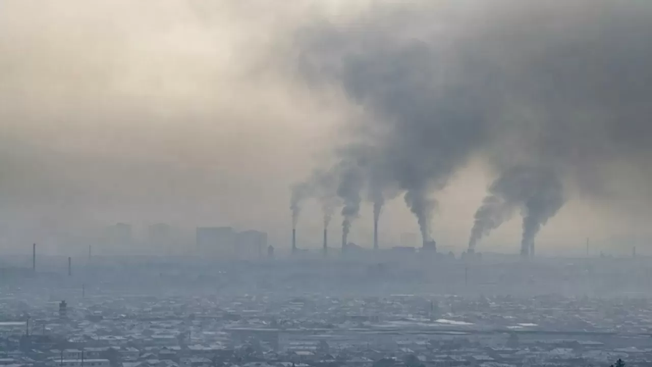 Воздух может стать тяжелее: семь городов Казахстана оказались в зоне риска