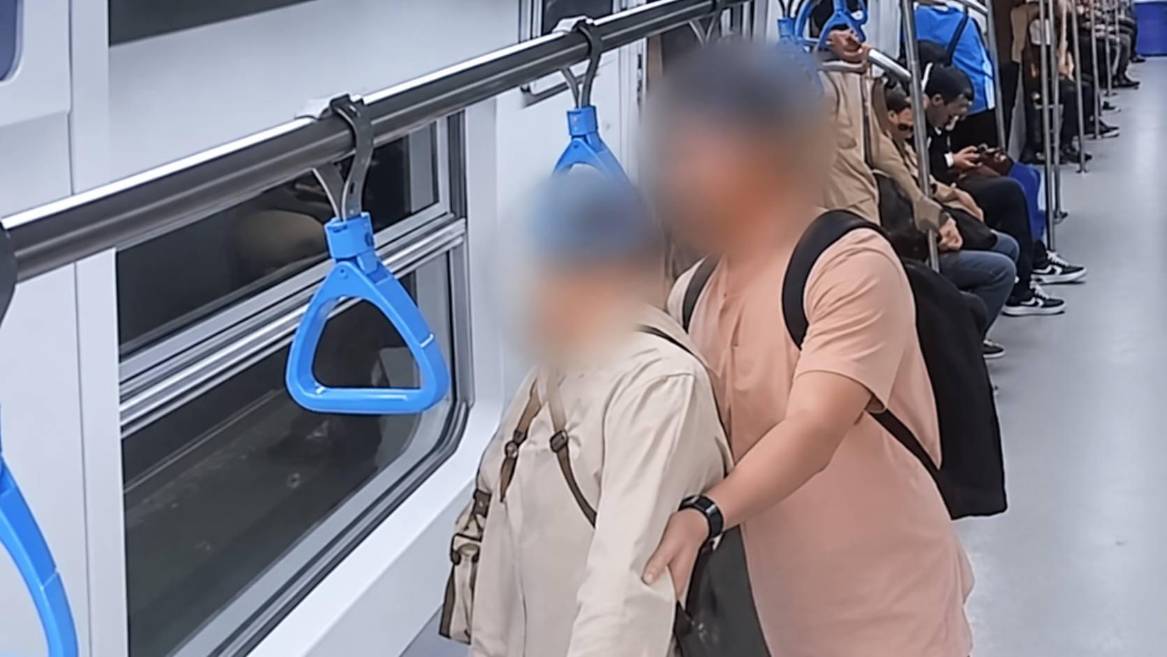 Алматы метросында төбелескен 2 жас жігіт айыппұл арқалады