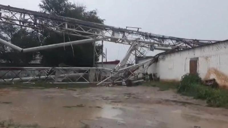 Ақтөбе облысында қатты желден мұнара дүкеннің үстіне құлап, 3 адам зардап шекті
