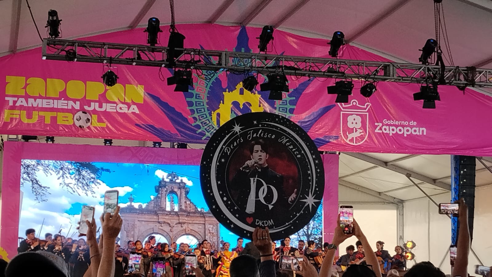 Мексикадағы FIFA Fan Fest сахнасында Димаштың әндері орындалды