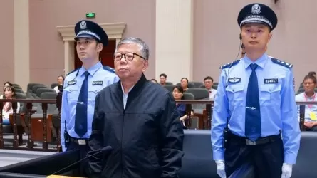 Китайского чиновника приговорили к казни за рекордную взятку 