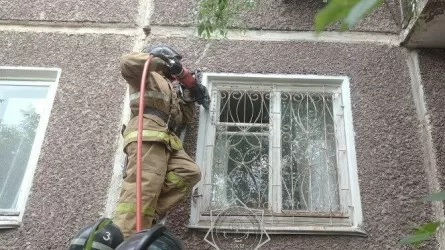В Степногорске для помощи пенсионерке спасатели срезали решетки с окон