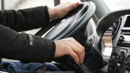 Казахстанцам станет проще ездить за рулем в ОАЭ 