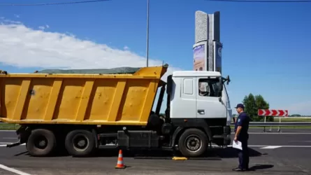 Водители бросили десятки фур с перегрузом около Петропавловска