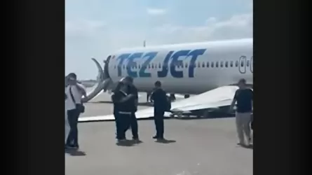 Самолет с пассажирами рухнул на бок в аэропорту Бишкека 