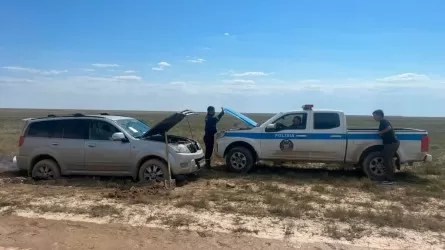 Автомобиль с пассажирами застрял в болоте в Мангистауской области 