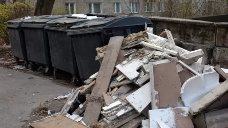За строймусор у контейнеров в Актобе оштрафовали более 400 человек