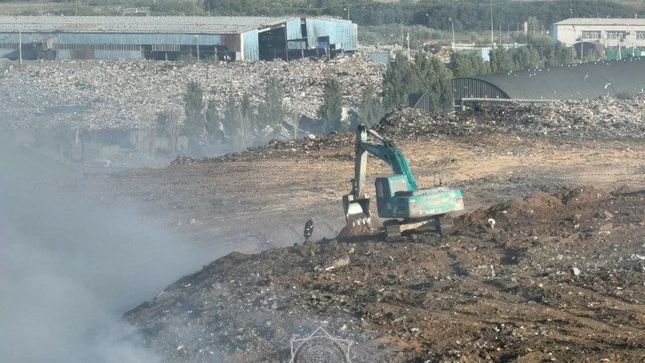 Третьи сутки пожара: полигон ТБО под Астаной продолжает гореть