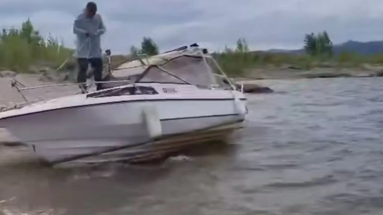 Катер сел на мель в ВКО: спасатели пришли на помощь отдыхающим