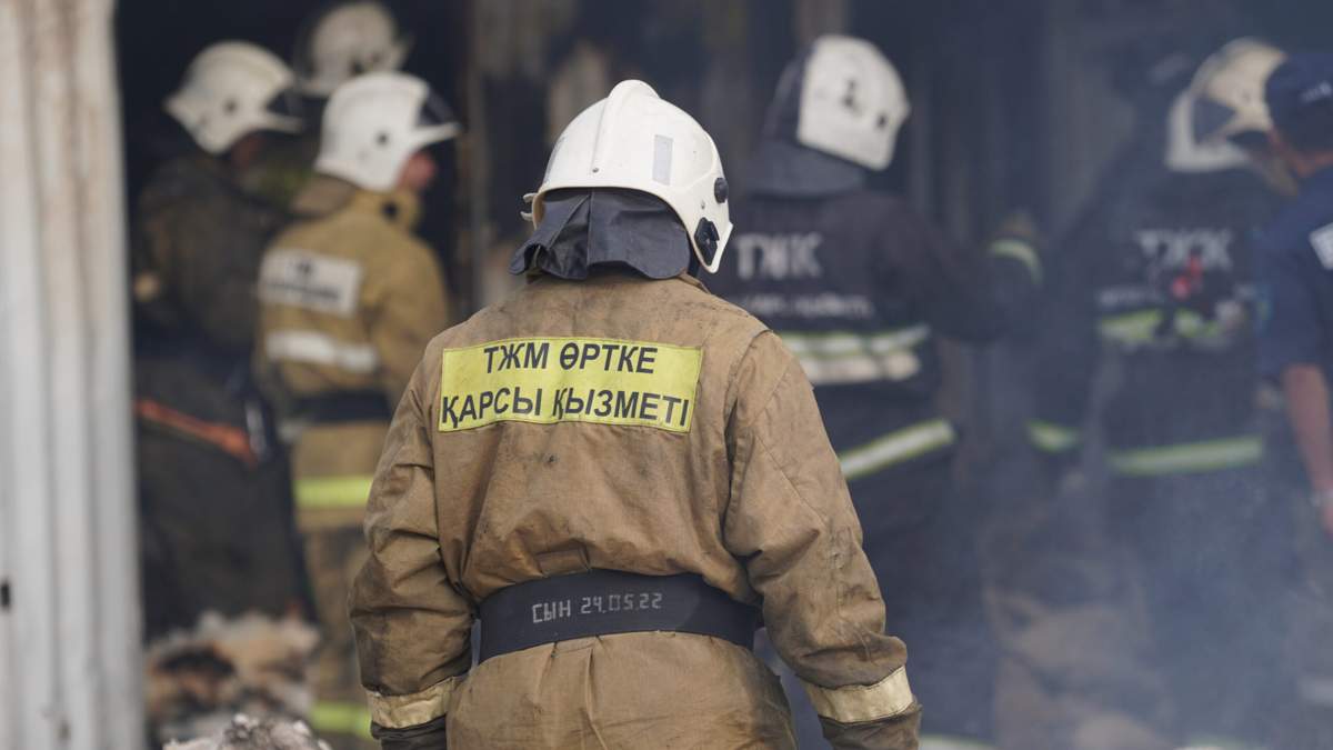 Жаңаарқадағы көпқабатты үйден өрт кезінде 3 адам эвакуацияланды