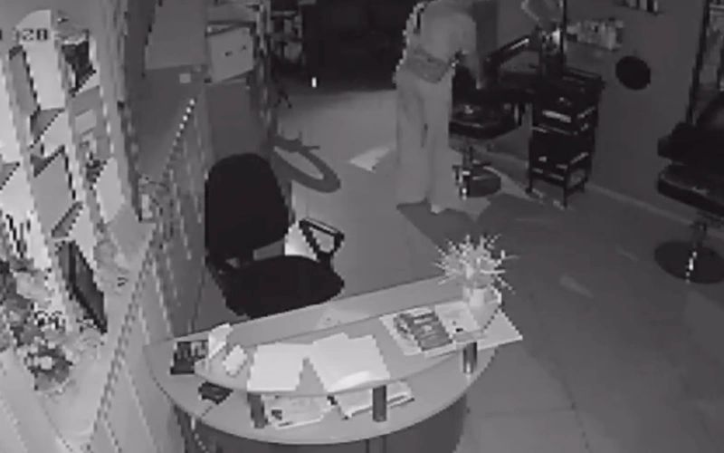 Қарағандыда қызметкер өзі жұмыс істейтін сұлулық салонын тонап кетті