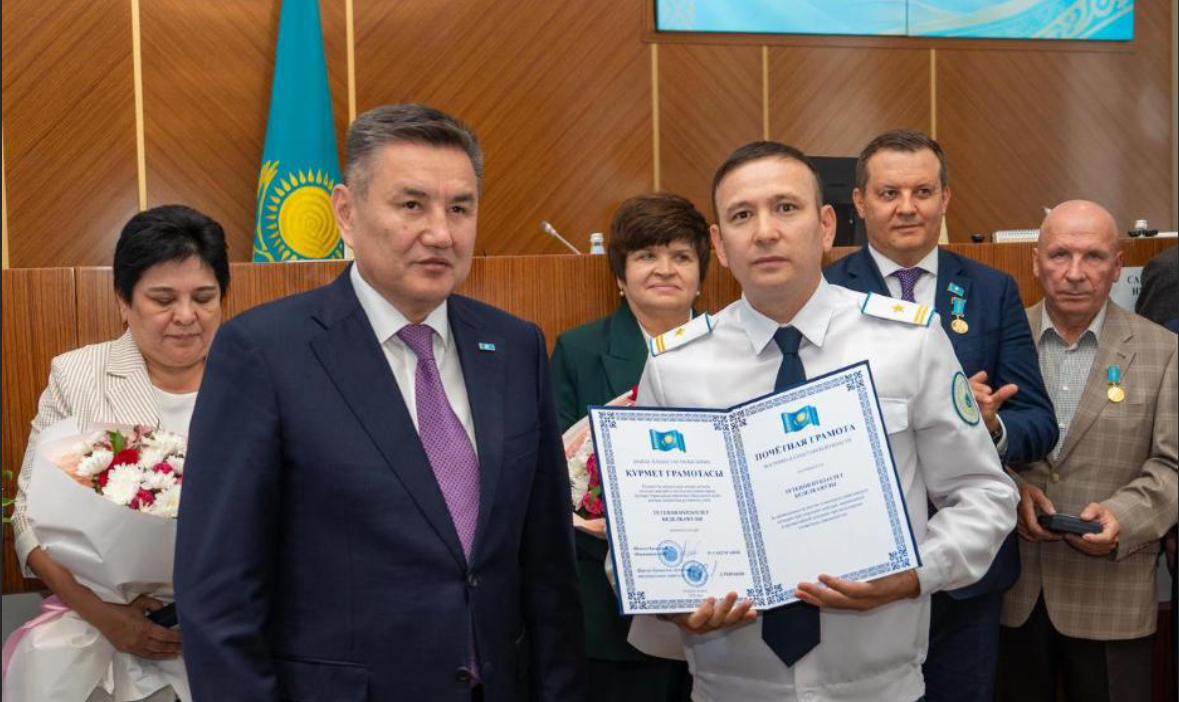 Шығыс Қазақстан облысында екі жұмысшыны құтқарған полицейлер марапатталды