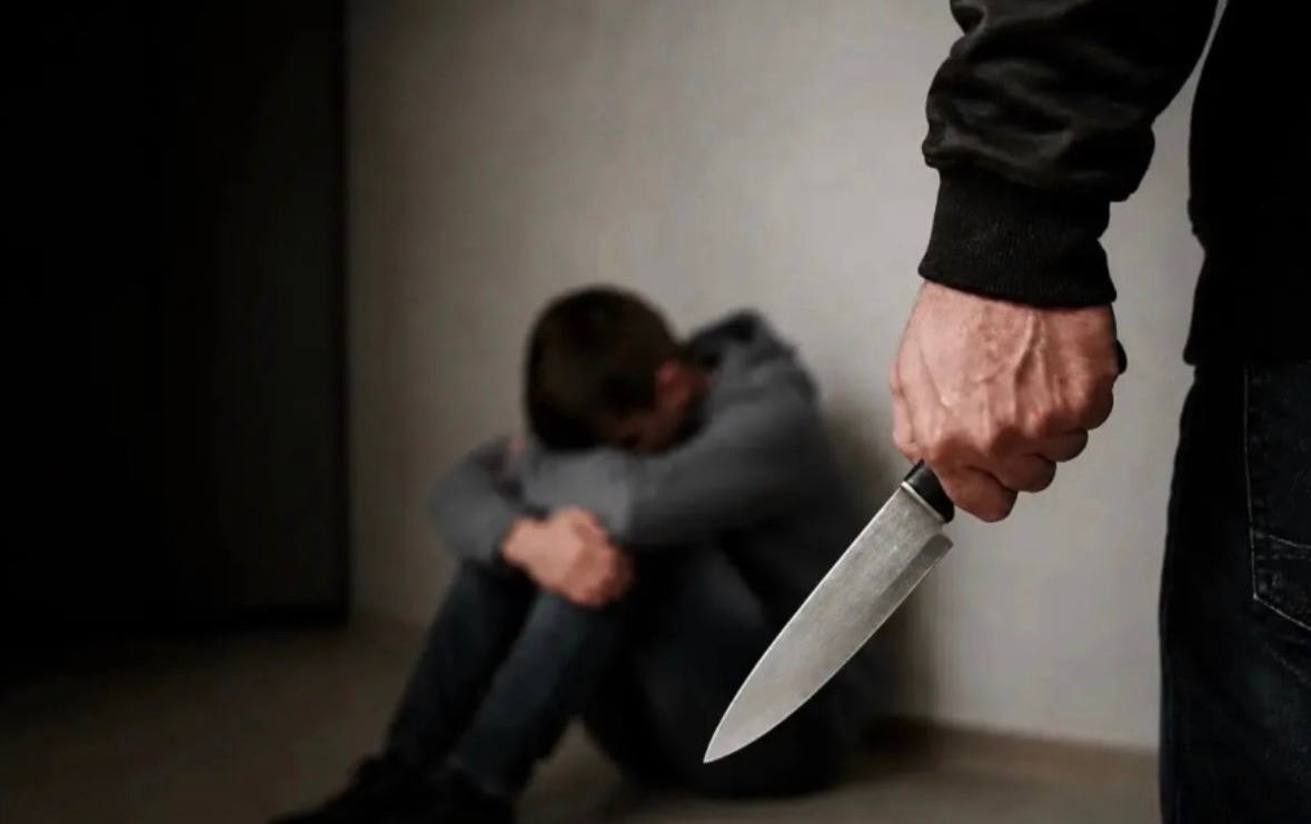 Атырау облысында ұлын алты жерден пышақтаған әке сот залынан бостандыққа шықты