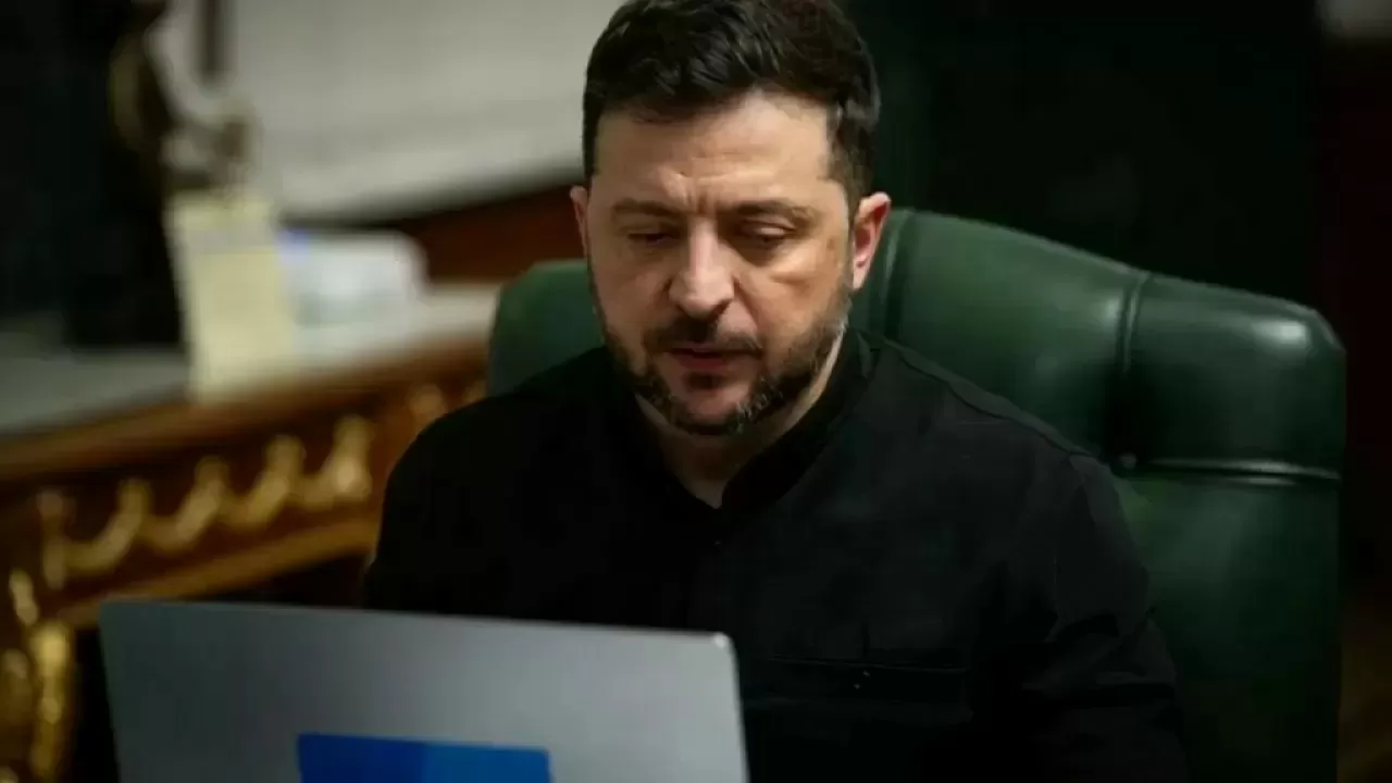 Зеленский подтвердил атаки на контейнеровоз "Росатома" и три НПЗ