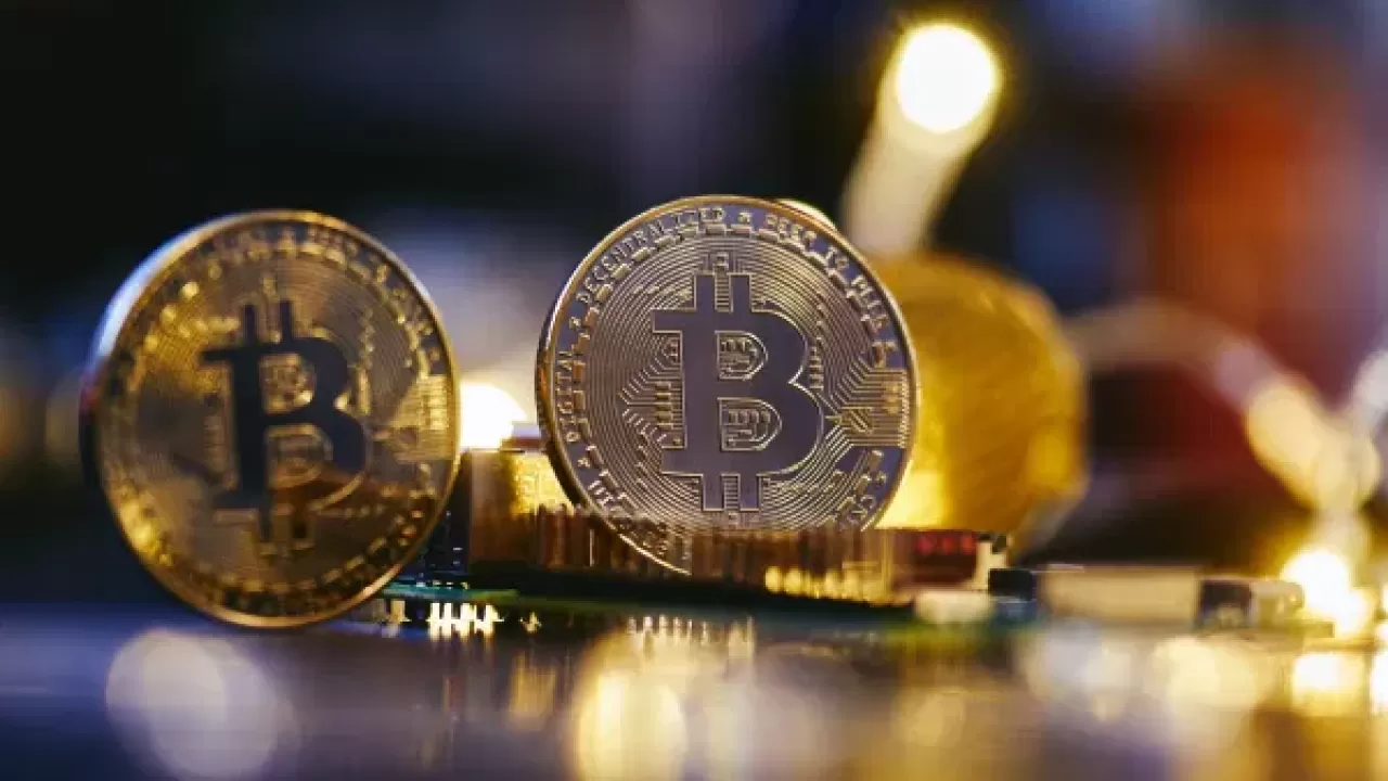 Биржевая цена биткоина приблизилась к отметке в 70 тыс. долларов