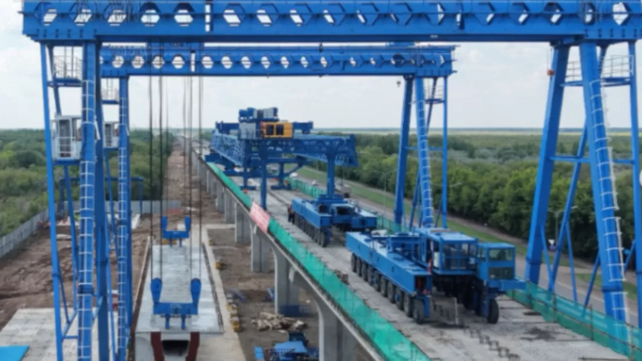 LRT до Косшы: первую балку установили новой для Казахстана техникой