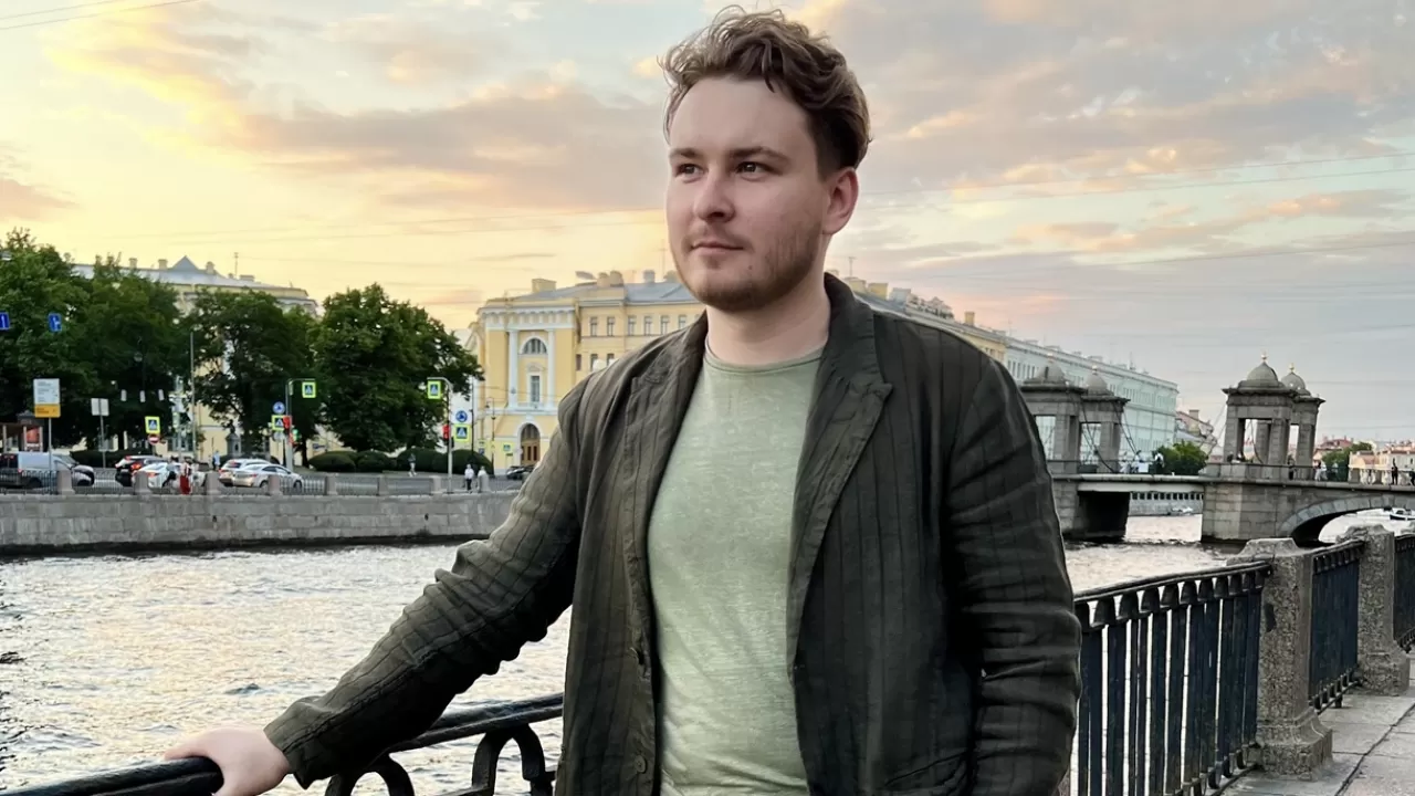 "ИИ забирает работу за кадром, а в кадре &ndash; всегда живой человек": продюсер Даниил Сидоров о новых принципах создания контента на YouTube 