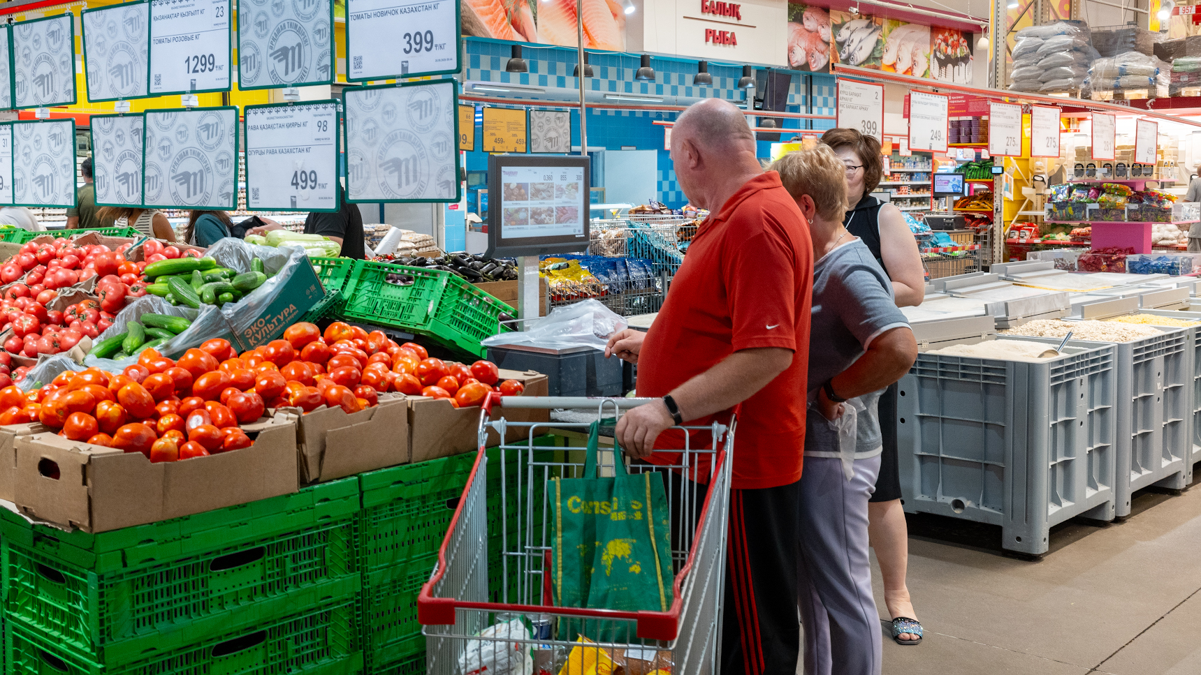 В Алматы "лихорадит" цены на продукты 
