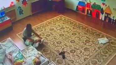 &laquo;Лақтырып жіберді, ұрды&raquo;: Атырауда балабақша тәрбиешісі 1 жасар балаға күш көрсеткен