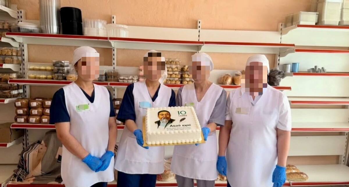 Абай күніне орай жазасын өтеушілер ұлы ақынның бейнесі салынған авторлық торт пісірді