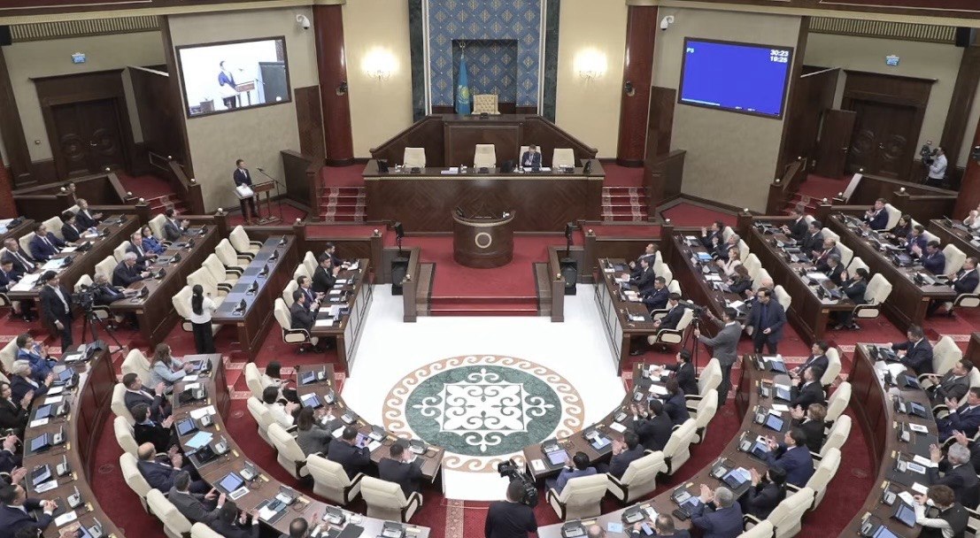 Құрылтай депутаттары ант беріп жатыр