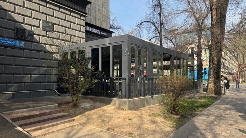 Алматыда заңсыз салынған дәмхана нысаны бұзылды