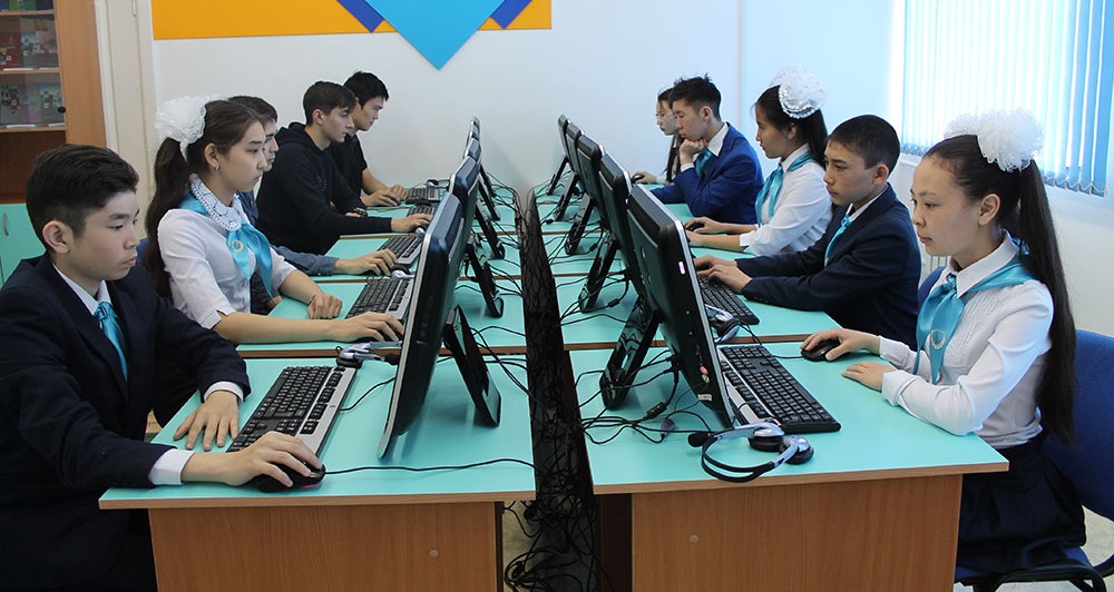 Мектеп пәндерінің мазмұны жасанды интеллект бағытына бейімделуде