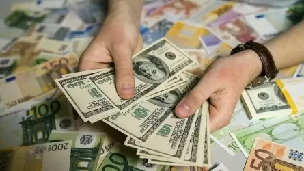 Доллар идет вверх: что происходит с курсами валют в обменниках Казахстана