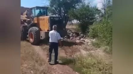 Сотрудники больницы выбросили служебные документы на свалку в Актобе