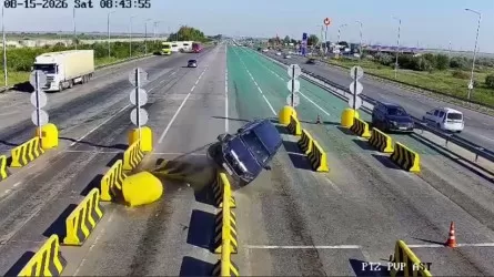 Уснувший за рулем водитель Toyota врезался в отбойник на трассе Астана &ndash; Щучинск