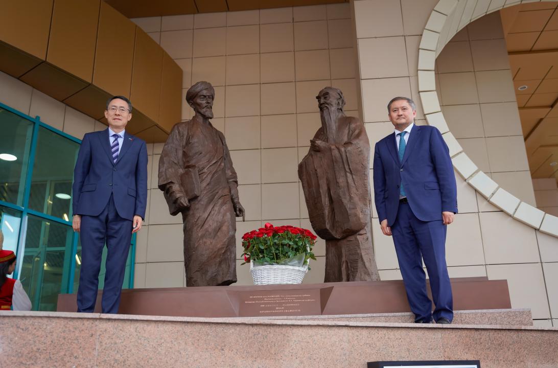 Астанада әл-Фараби мен Конфуцийге арналған мүсіндік композицияның ашылу рәсімі өтті