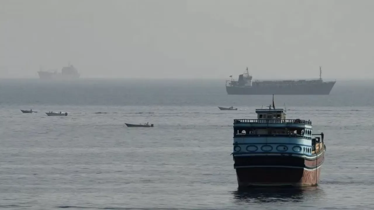 Красное море вспыхнуло после удара