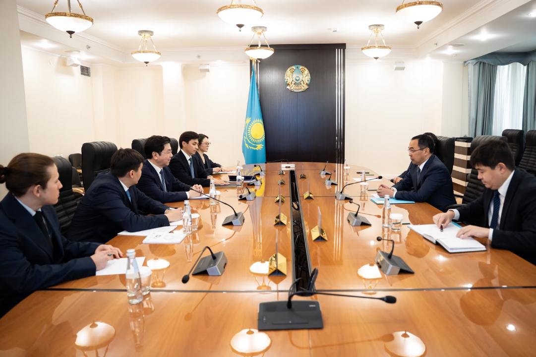 Министр Арман Қырықбаев 01.AI компаниясының негізін қалаушы Ли Кай-Фумен кездесті