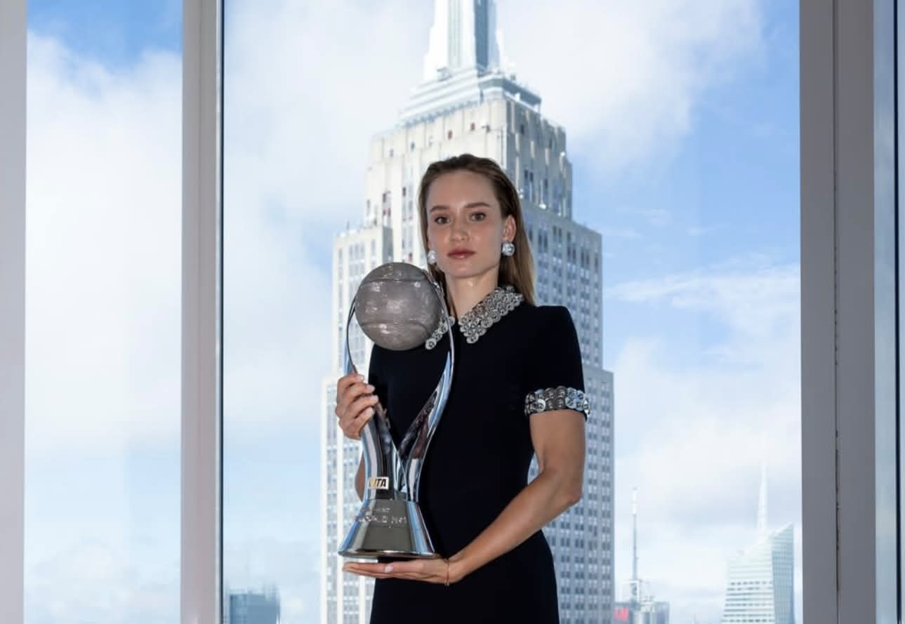Елена Рыбакина әлемнің бірінші ракеткасы ретінде арнайы жүлде алды