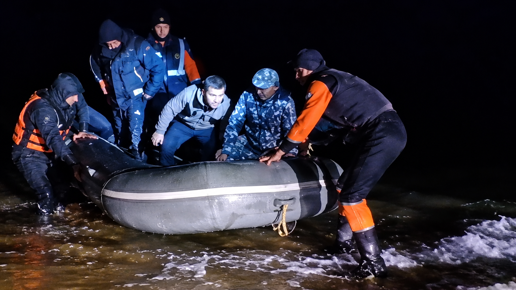 Ночью казахстанцев унесло в открытое море в Мангистау  