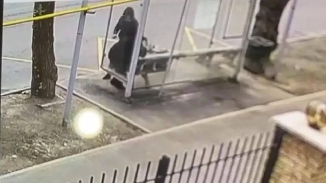 Алматыда зейнеткерді аялдамада ұрып-соққан ер адам 1 жылға сотталды