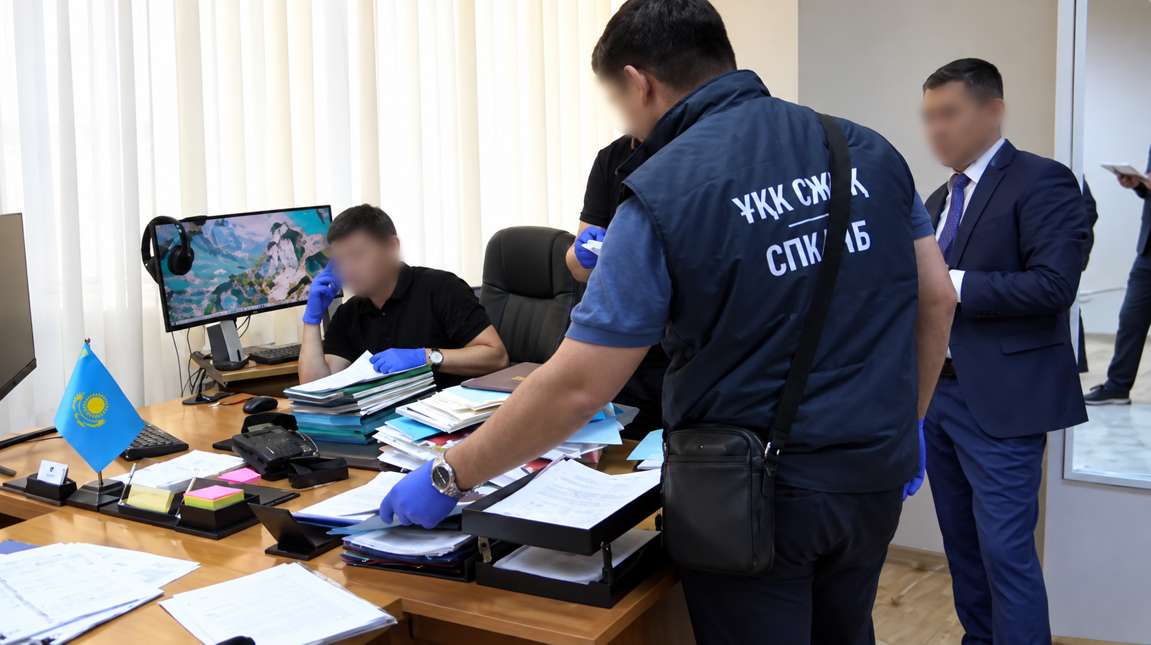 Чиновников РК подозревают в получении крупных взяток за пропуск перегруженного транспорта  