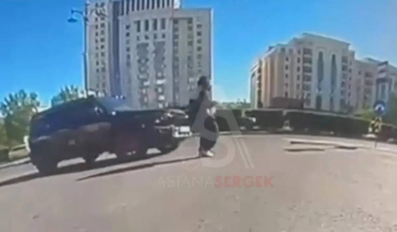 Астананың орталық көшесінде автокөлік жүргізушісі әйел адамды қағып, қашып кетті