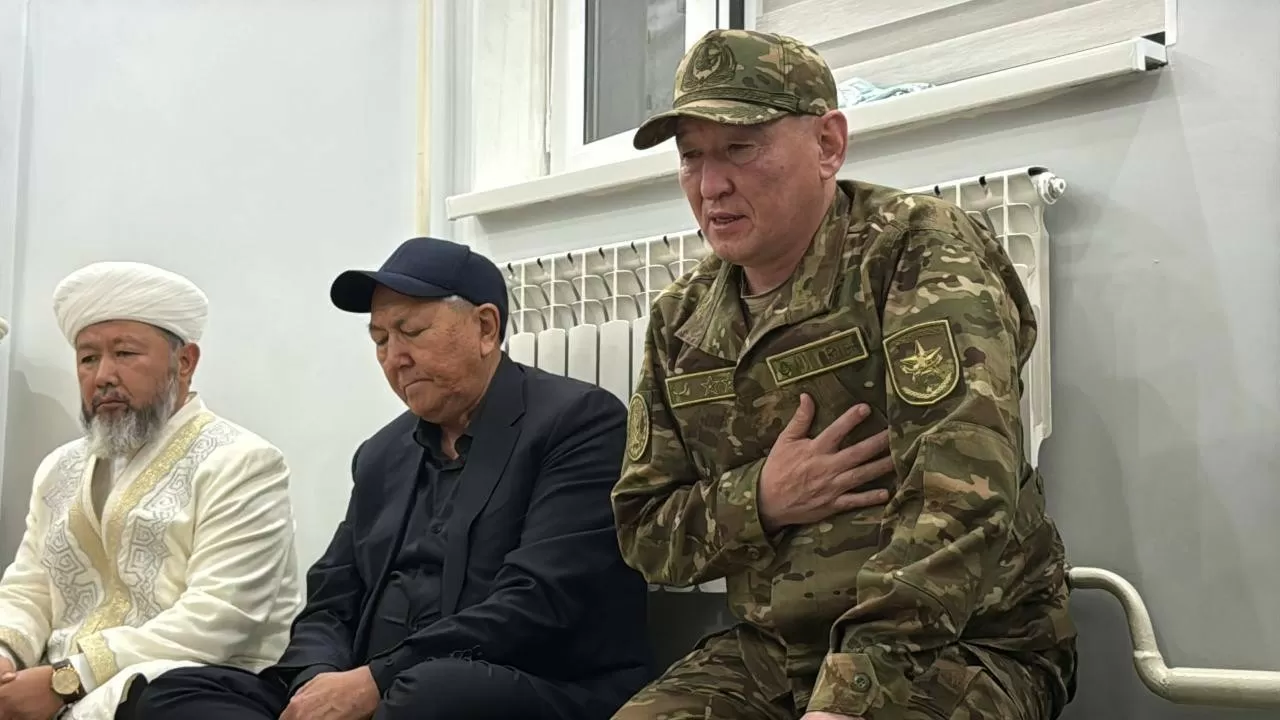 Министр обороны РК навестил семьи погибших на Каспии бойцов