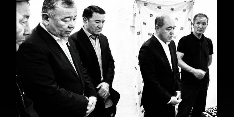 БҚО әкімі қаза тапқан сарбаздың отбасына барып, көңіл айтты