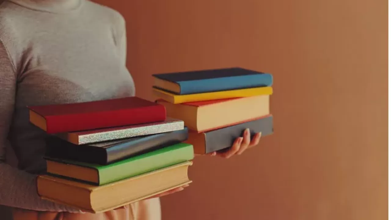Власти Сингапура начали платить за чтение книг
