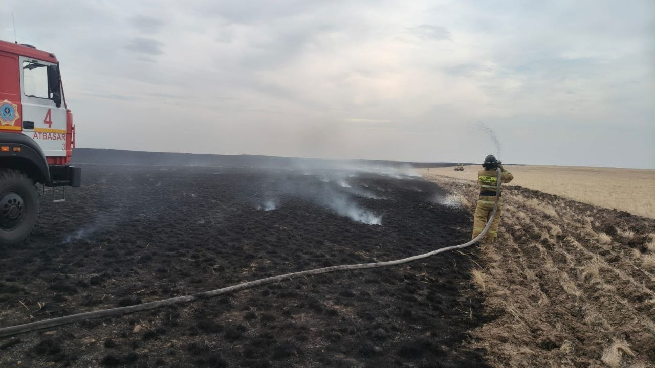 Ақмола облысының 8 ауданында құрғақ шөп өртенді