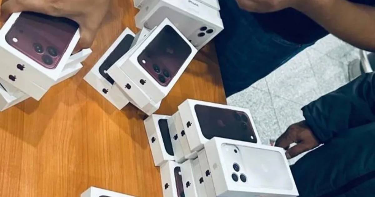 Астана әуежайында 223 &laquo;iPhone 18&raquo;-ді заңсыз әкелмек болғандар ұсталды 