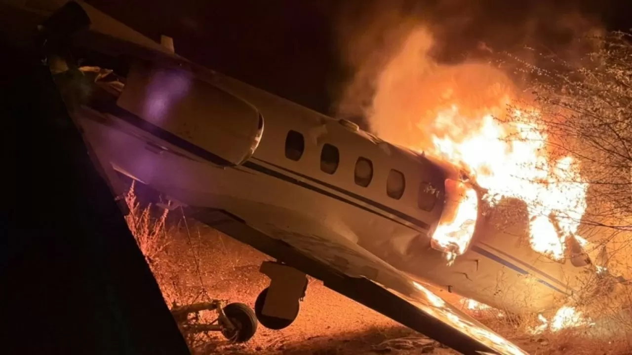 Самолет с популярным певцом загорелся при посадке 