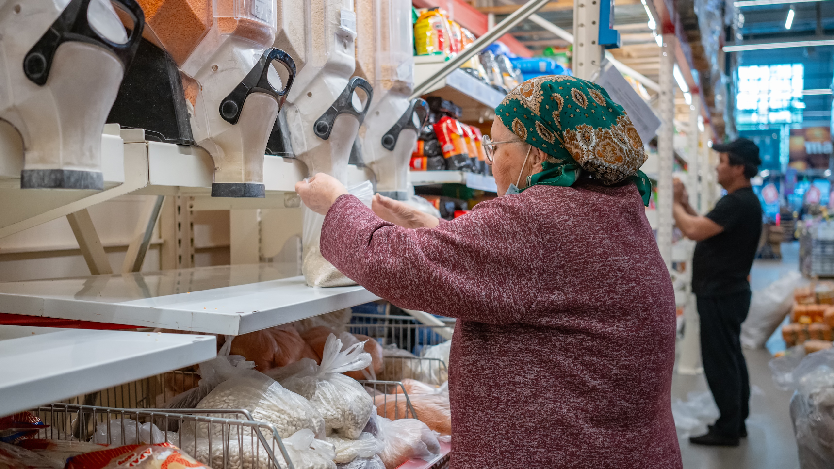 В Алматы резко изменились цены на продовольствие 